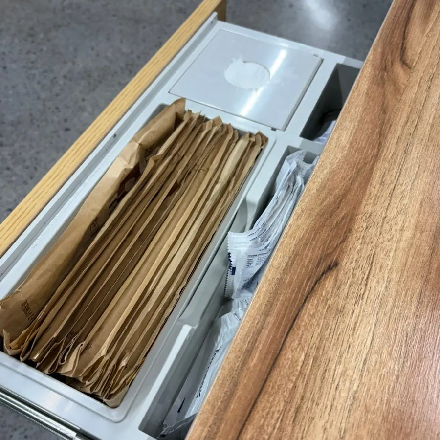 개별 포장 수저와 물티슈가 놓인 테이블