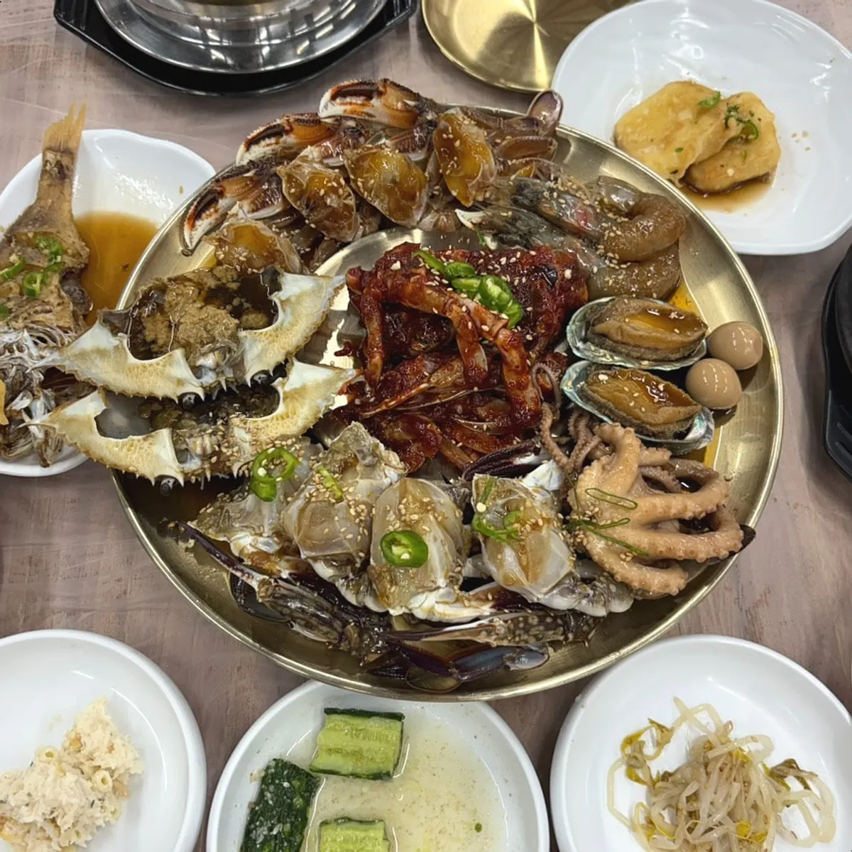 꽃게탕과 영양솥밥이 놓인 한상