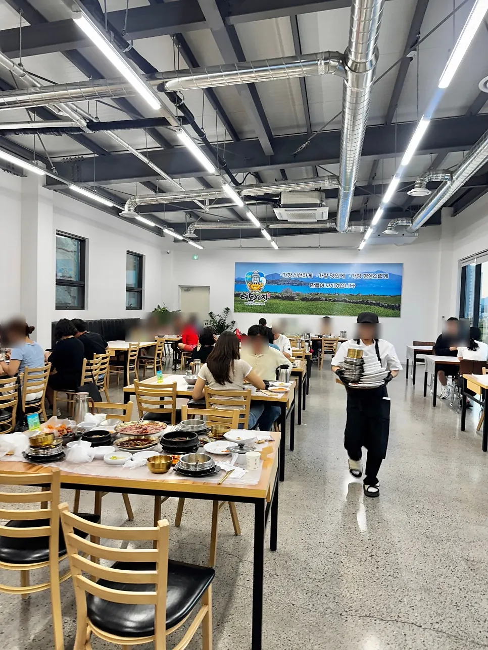 4인석 위주로 세팅된 더도게장 좌석