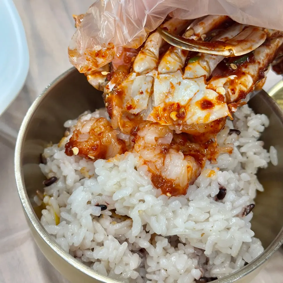 솥밥 위에 올린 양념게장 살