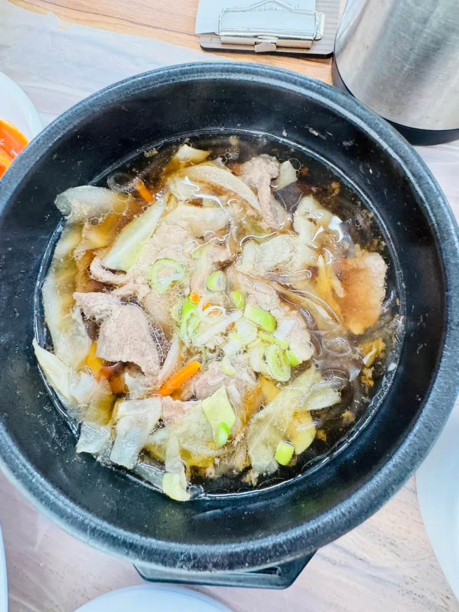 테이블에 차려진 더도게장 점심 한상