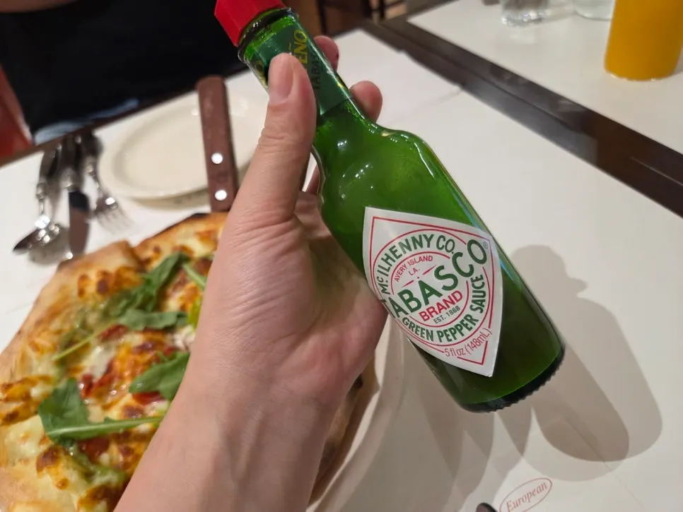 치즈와 바질을 올린 피자