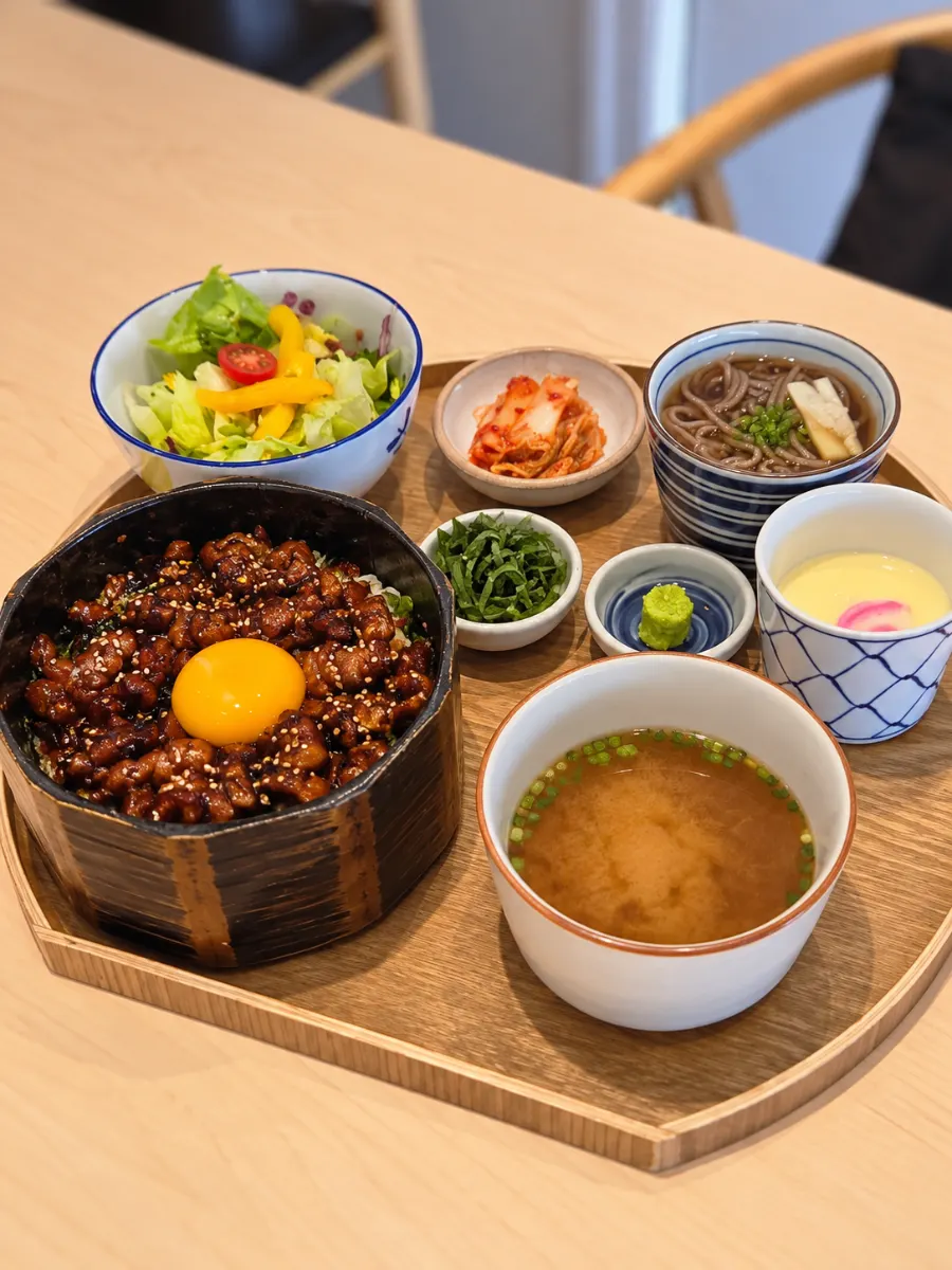 윤기 도는 부타동 한 그릇