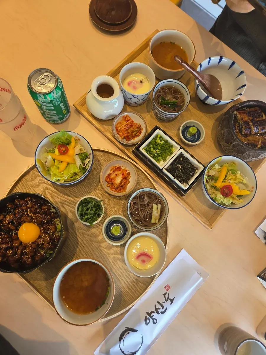 계란찜과 메밀국수 등 기본찬 구성