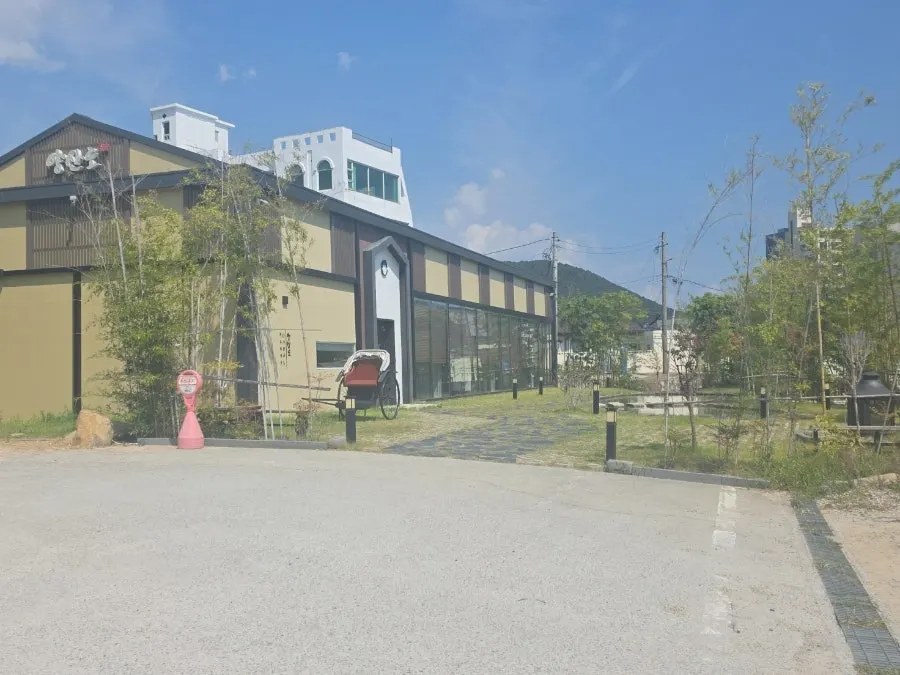 Spacious dedicated parking lot at Yangsando Gijang Yeonhwa Branch