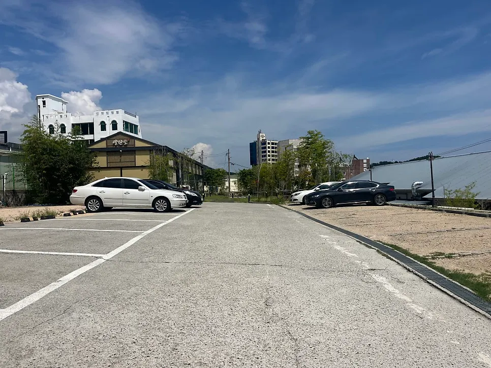 The spacious private parking lot at Yangsando Gijang Yeonhwa Branch