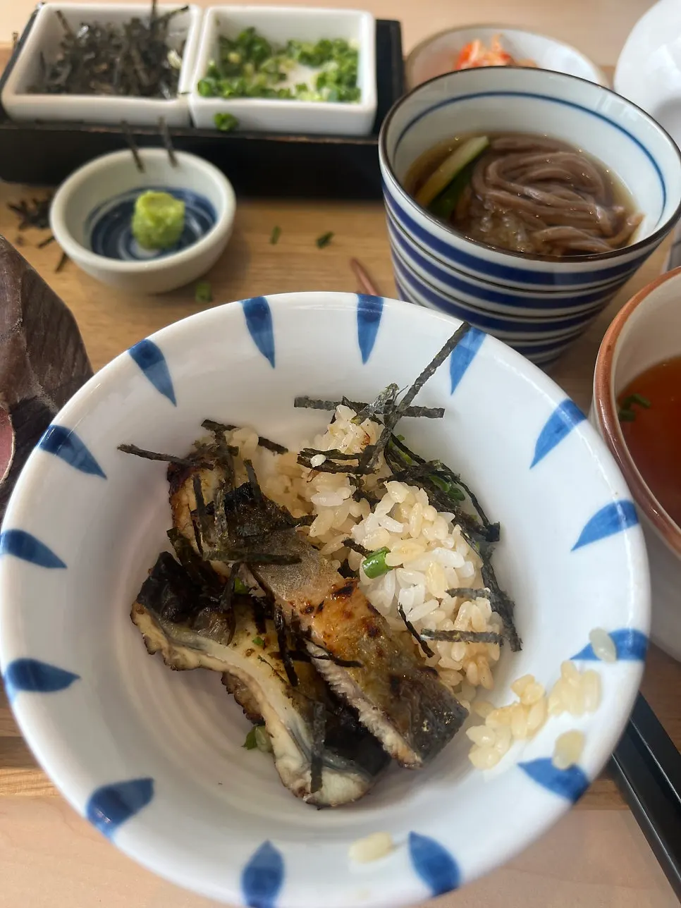 A bowl of eel rice bowl scooped out separately