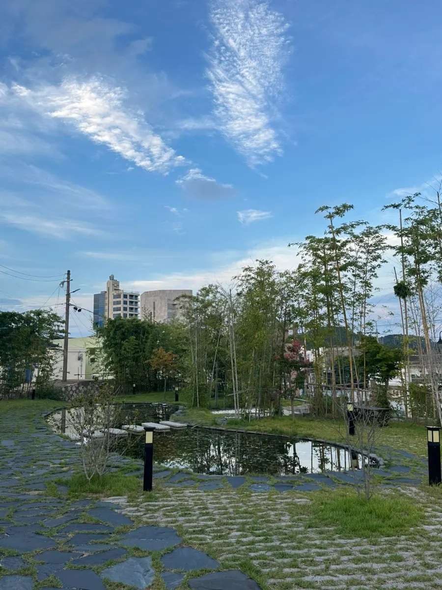Kolam kecil di taman Yangsando Gijang Yeonhwa Branch