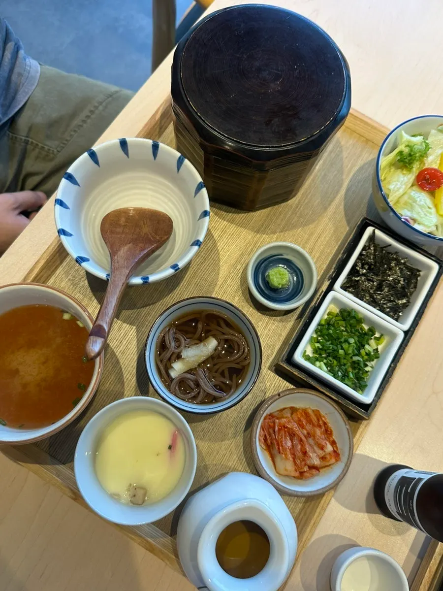 Set hitsumabushi lengkap yang disajikan masing-masing