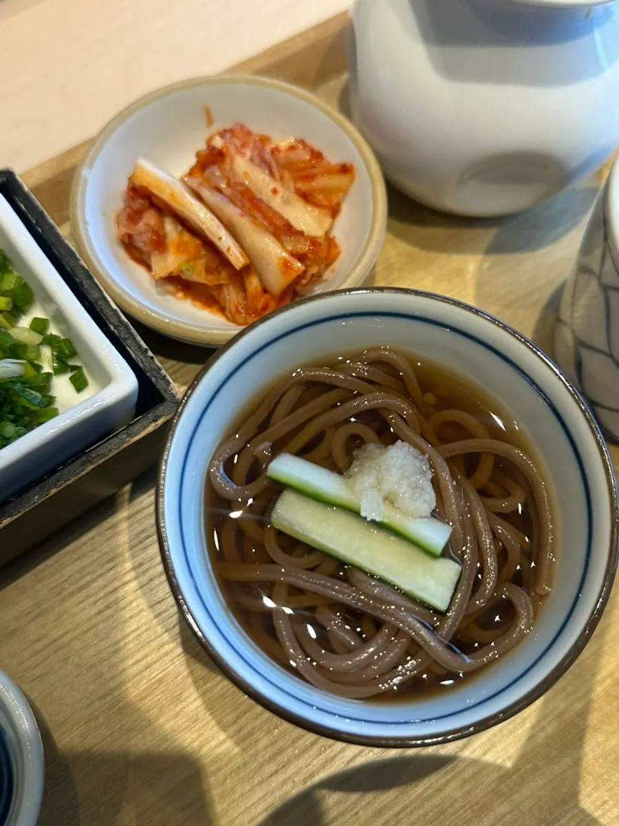Salad dan kuah jang guk sebagai pendamping hitsumabushi