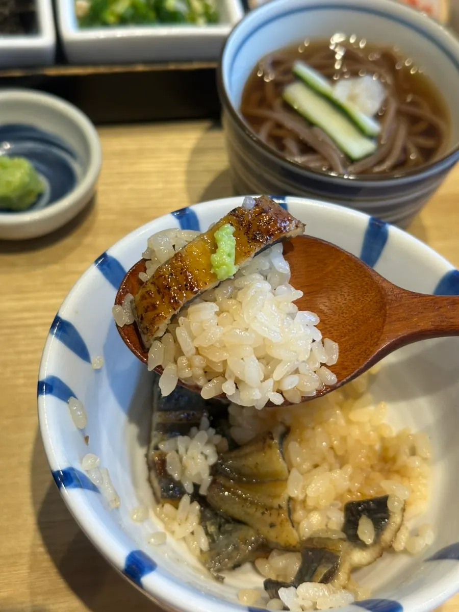 Satu suapan eel rice bowl dengan wasabi di atasnya