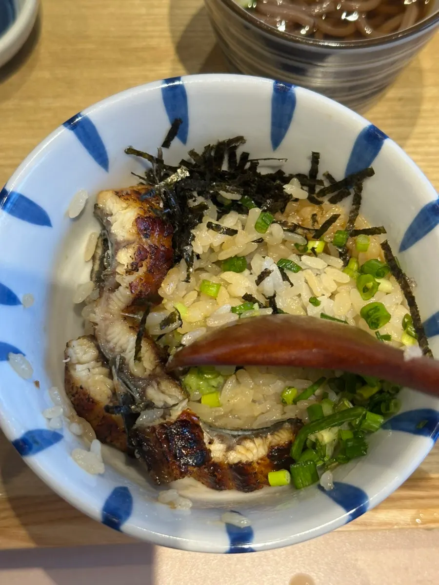 Eel rice bowl yang sudah dicampur dengan topping
