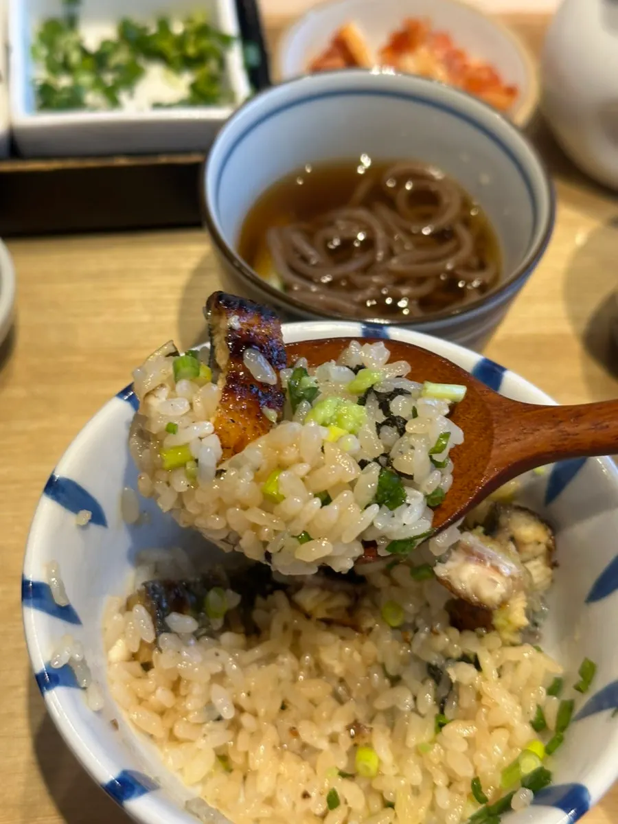 Eel rice bowl dimakan dengan tambahan kimchi
