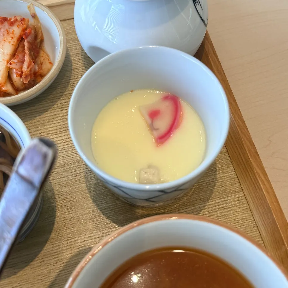 A portioned-out bowl of eel rice
