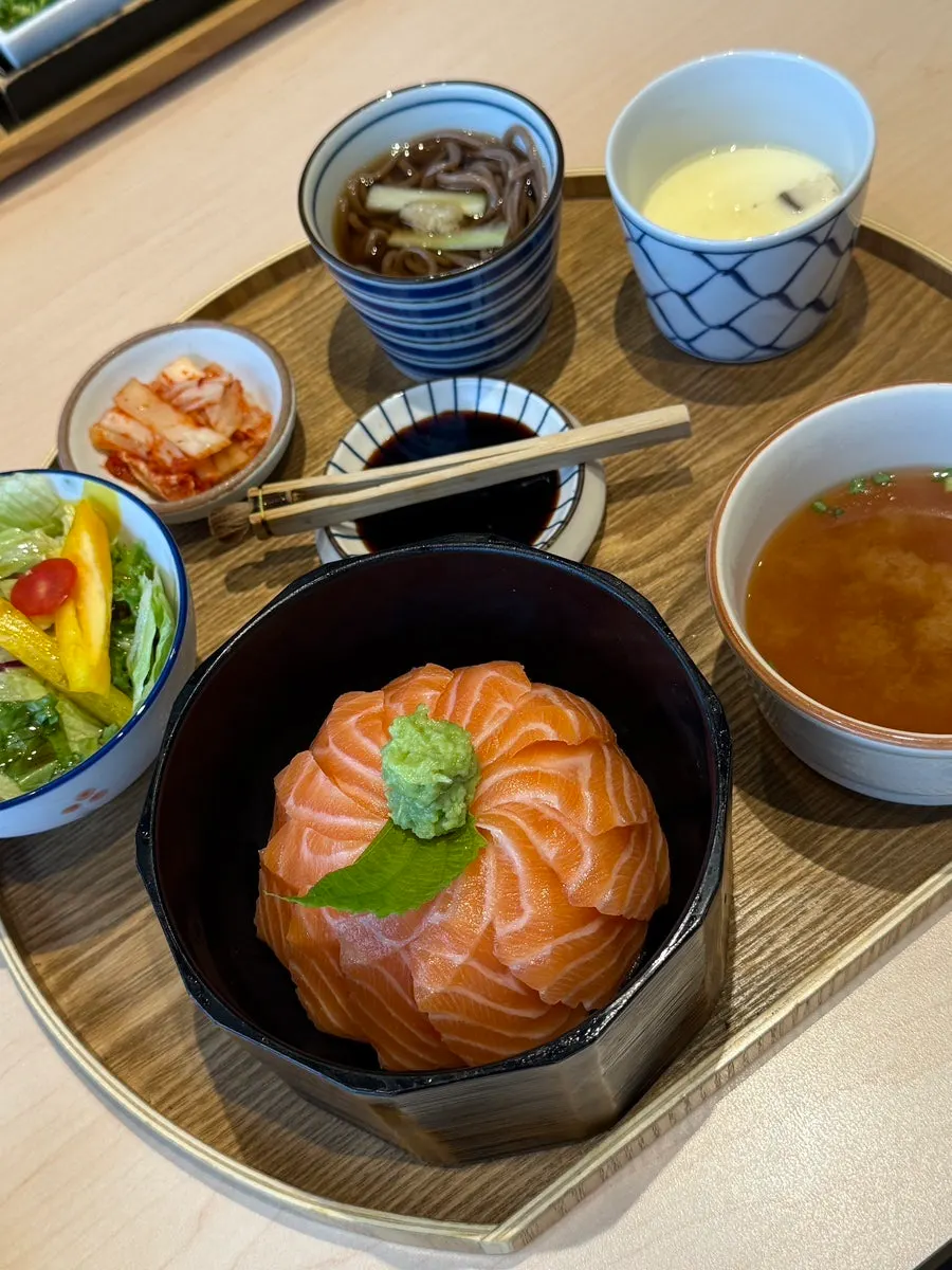밥이 보이지 않을 만큼 올라간 연어