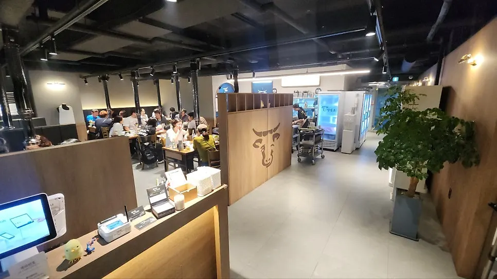 Interior of Yangsimso Ansan Gojan Branch packed with customers
