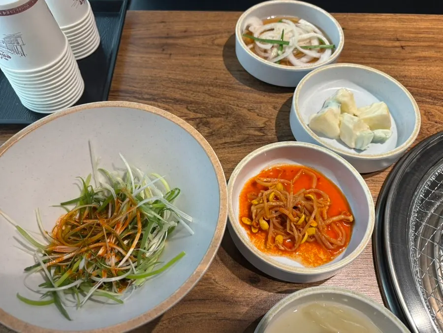 테이블에 세팅된 반찬 접시들