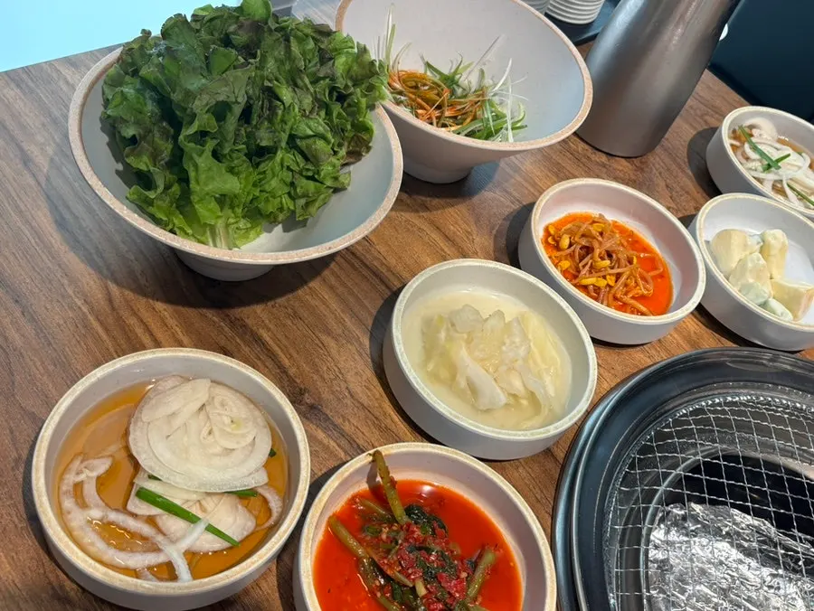 정갈하게 담긴 밑반찬 클로즈업