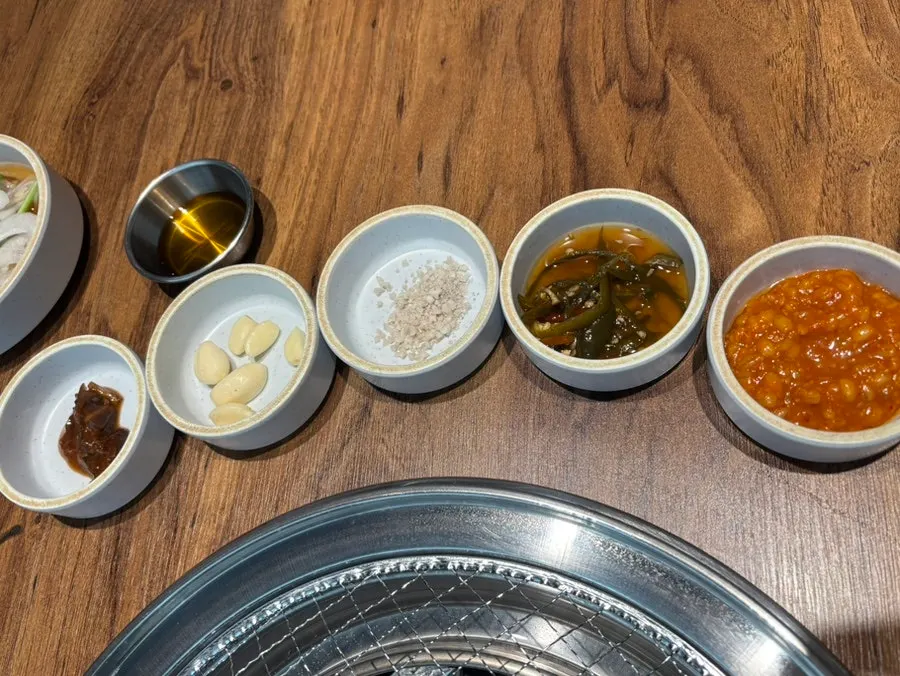주문한 수제양념돼지갈비 생고기 접시
