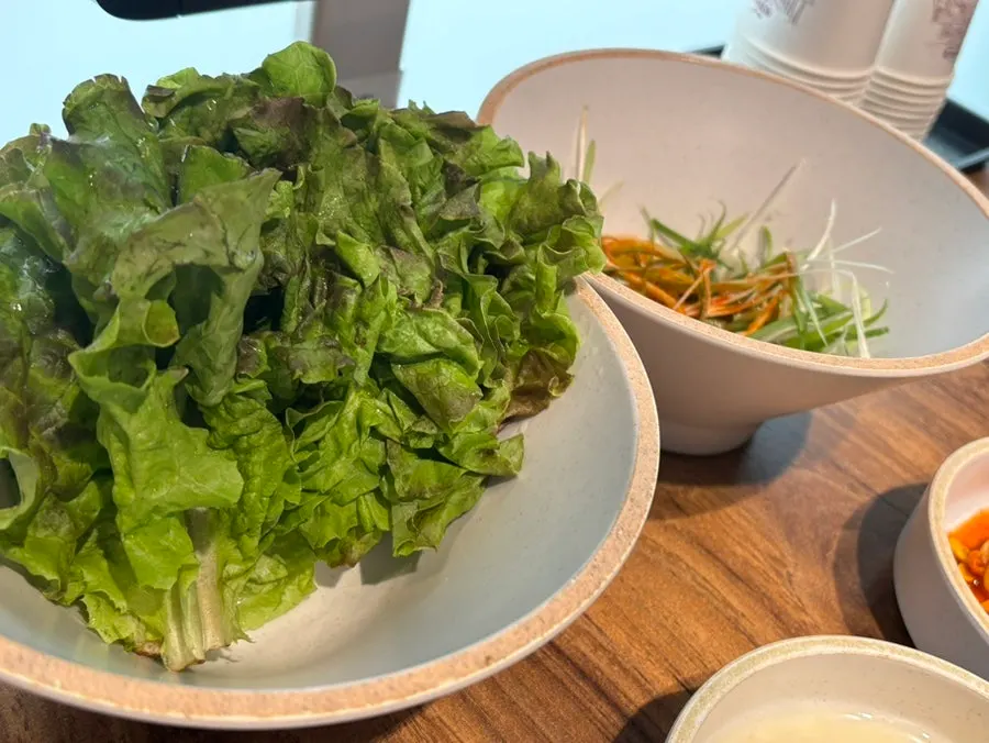 깔끔하게 차려진 반찬 구성