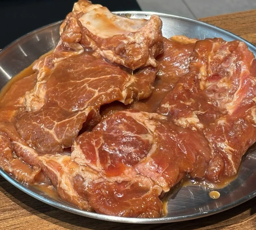 신선한 상추 등 쌈채소 접시