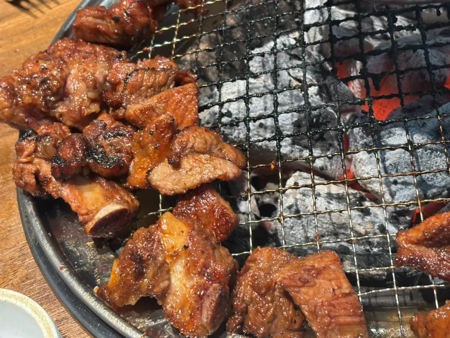 불판에서 셀프로 굽는 양념돼지갈비