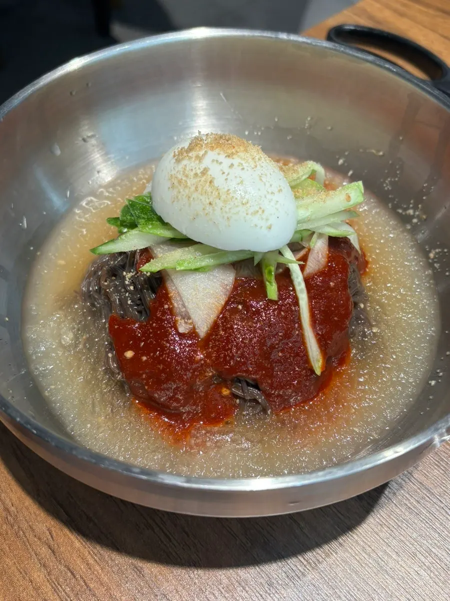 불판에 올린 소시지와 고기