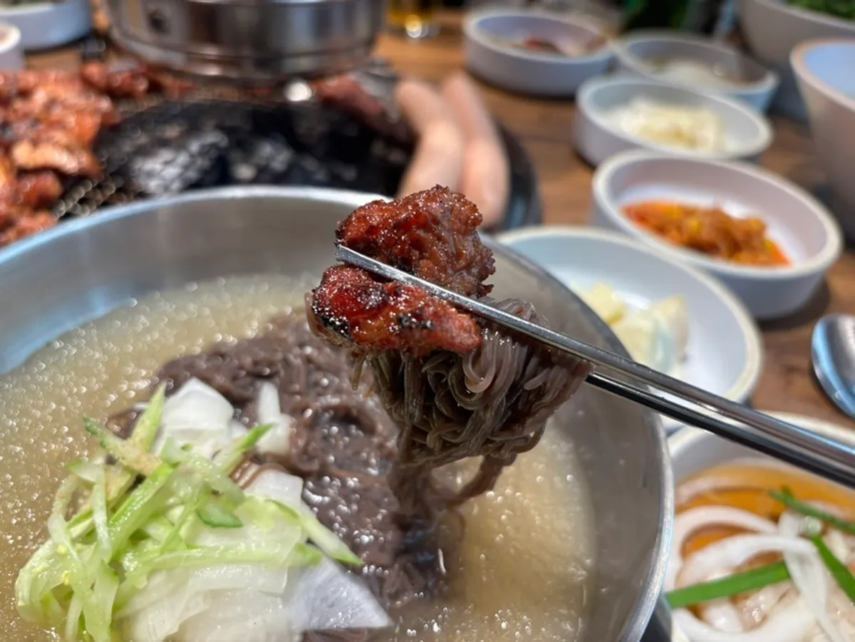 정식에 함께 나온 비빔냉면