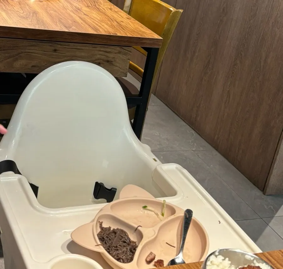 아기용 흡착식판과 아기의자가 놓인 테이블