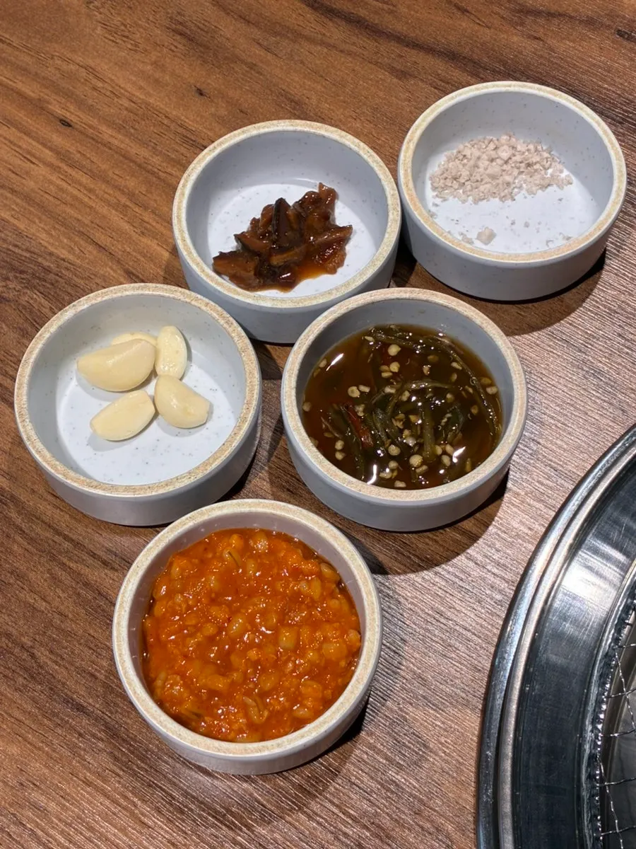 고추장아찌가 담긴 양심소 반찬 그릇