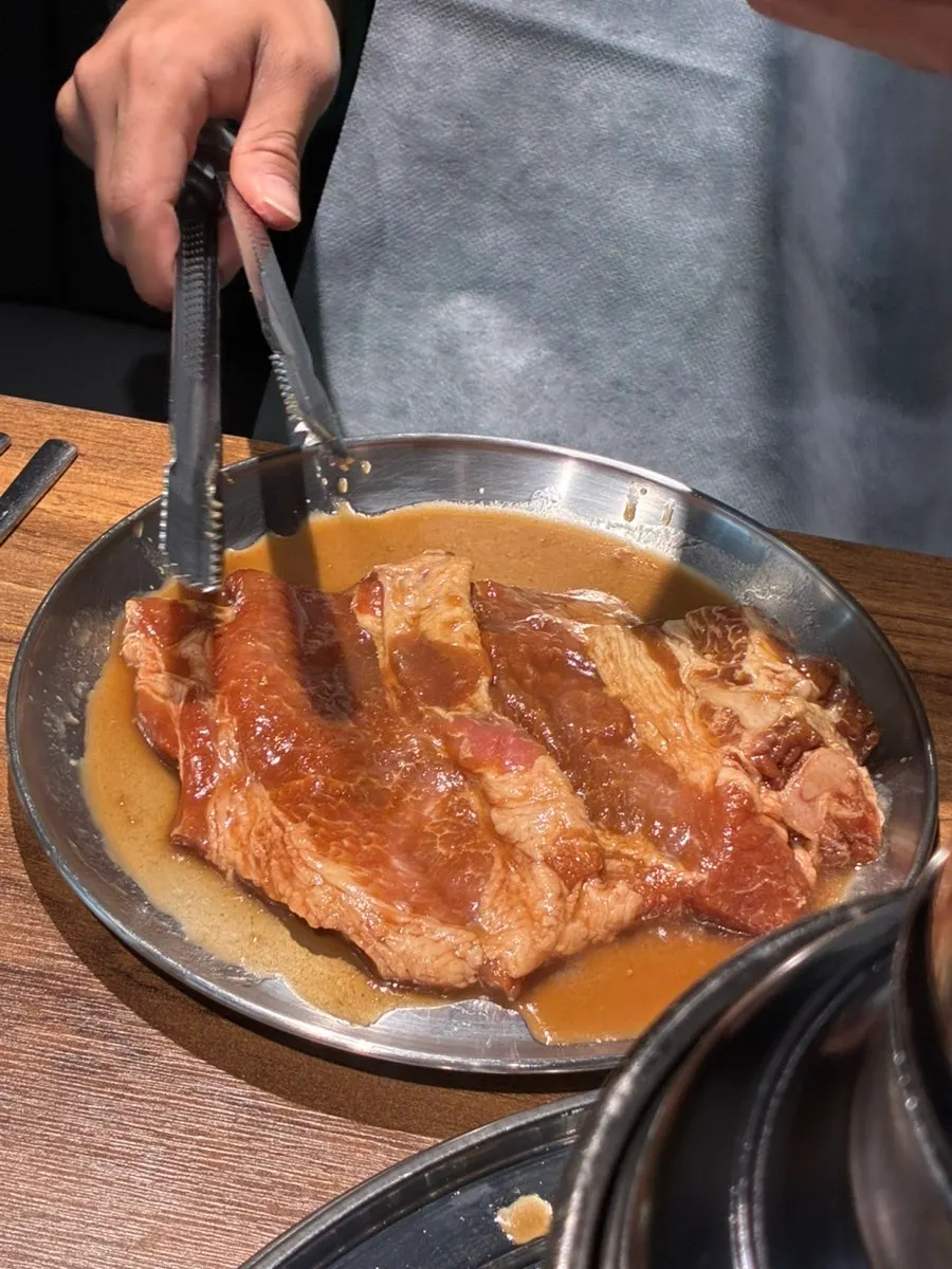 접시에 담긴 양심소 양념 돼지갈비 클로즈업