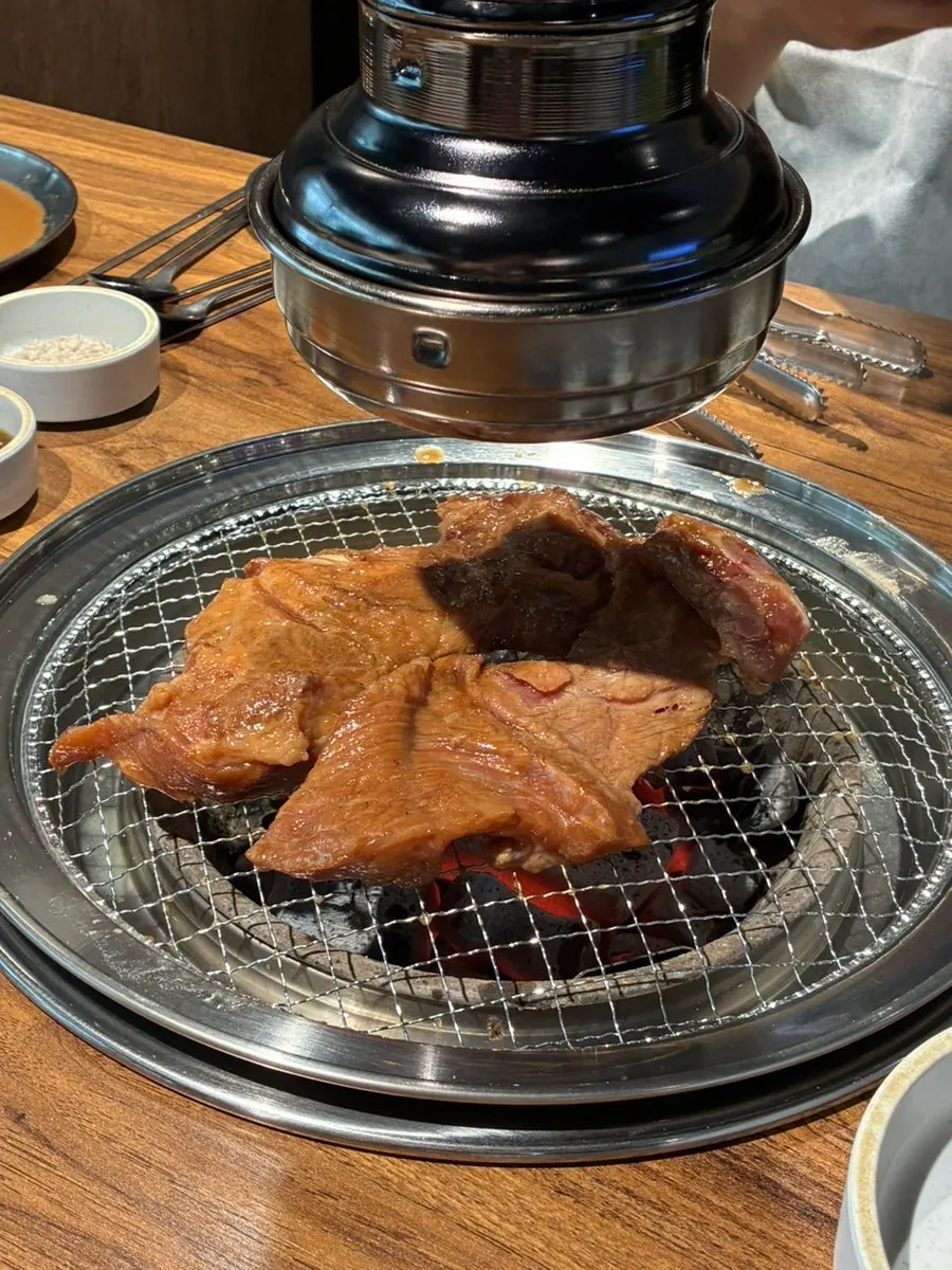 숯불 위에 올린 양심소 돼지갈비