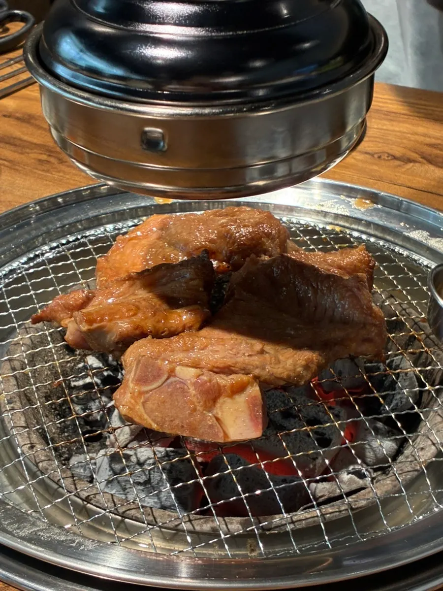 테이블 태블릿 메뉴판과 숯불 불판