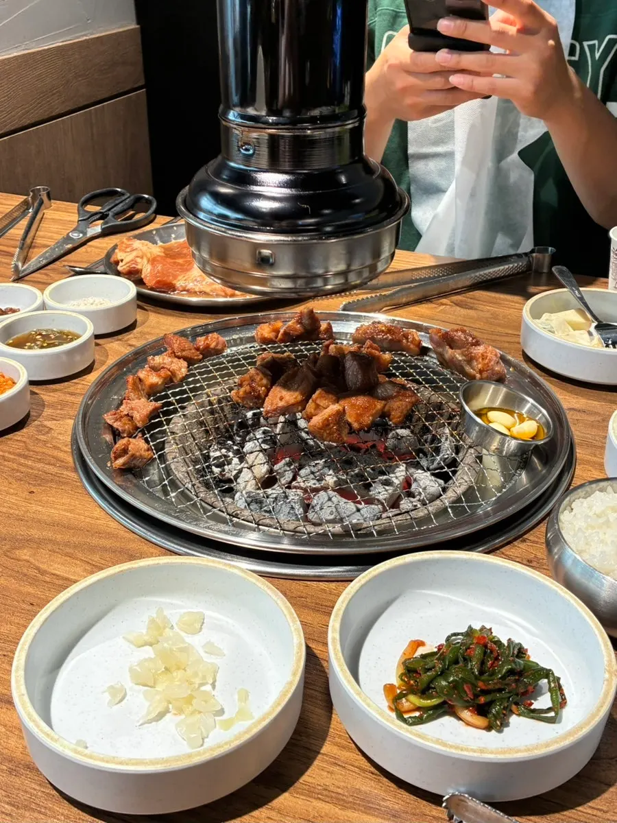 노릇하게 구워진 양심소 양념 돼지갈비