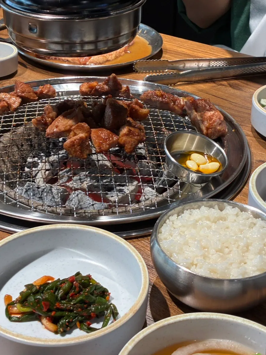 마늘과 함께 구워지는 돼지갈비