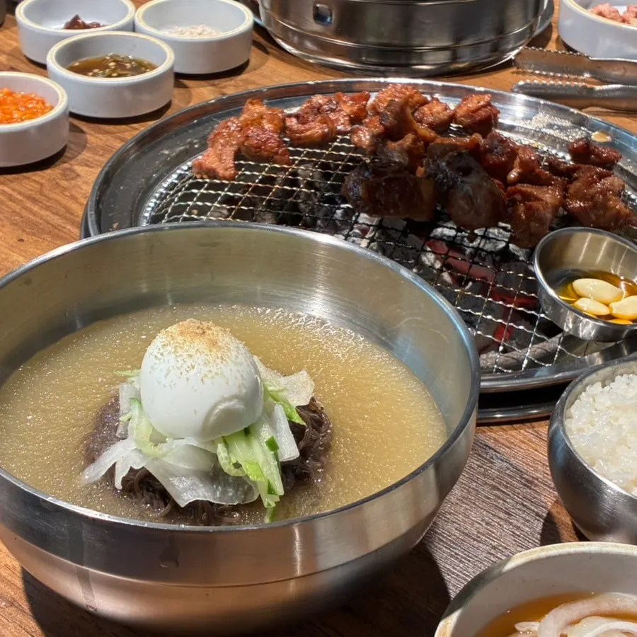 숯불 불판 위 돼지갈비 정사각 컷