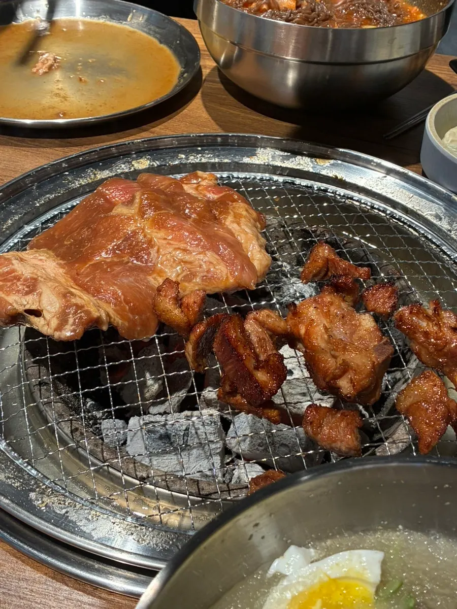 다 구워진 양심소 돼지갈비 때깔