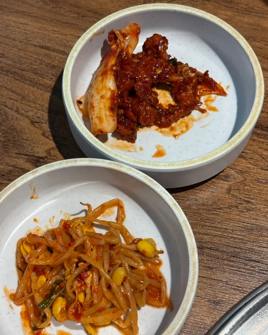 명태회무침과 콩나물 등 밑반찬 한상