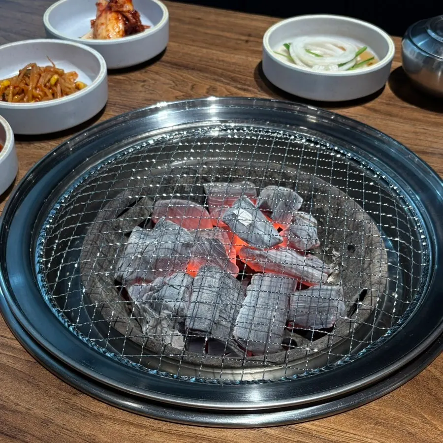불판에 올려진 생 LA갈비