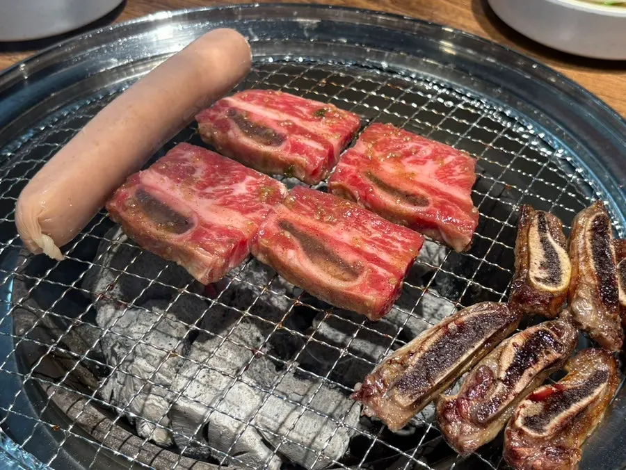 굽기 전 양념 LA갈비 접시