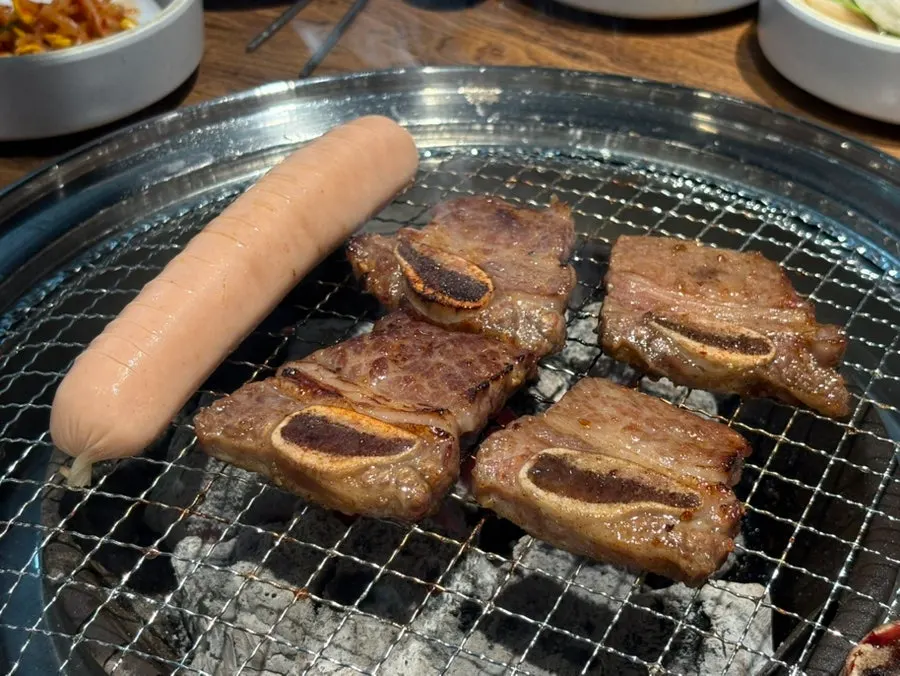 불판에서 익어가는 양념 LA갈비