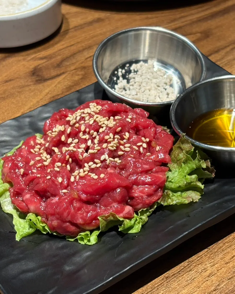 서비스로 나온 육회 한 접시