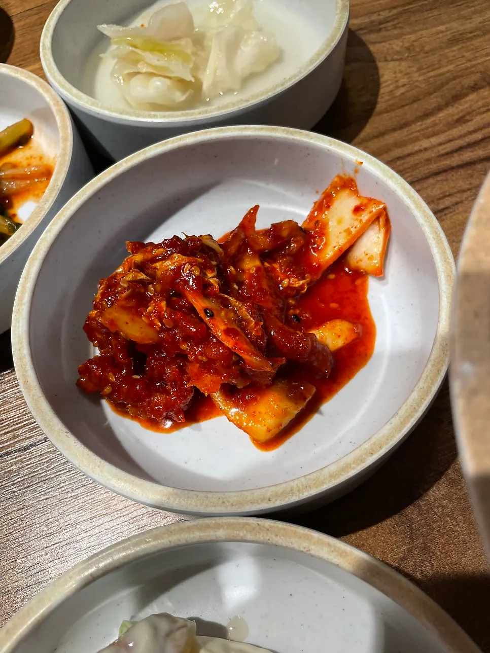 고기와 함께 나온 밑반찬 접시