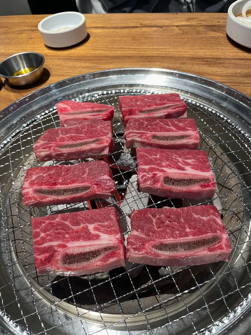 불판에 올린 LA갈비