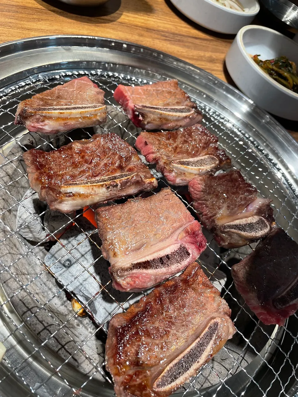 익어가는 LA갈비 구이 장면