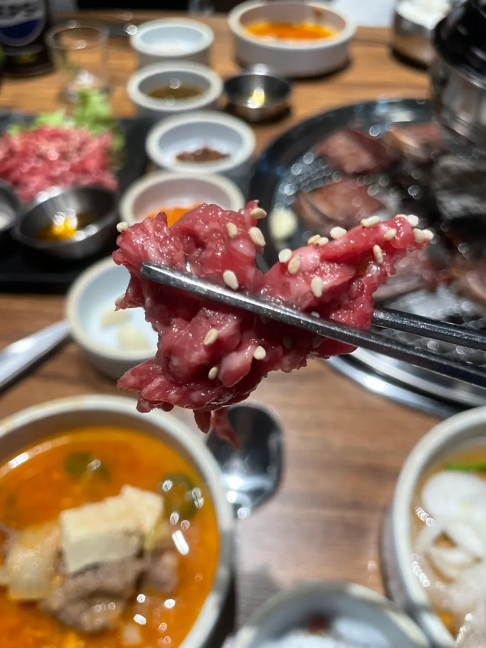 젓가락으로 집은 육회