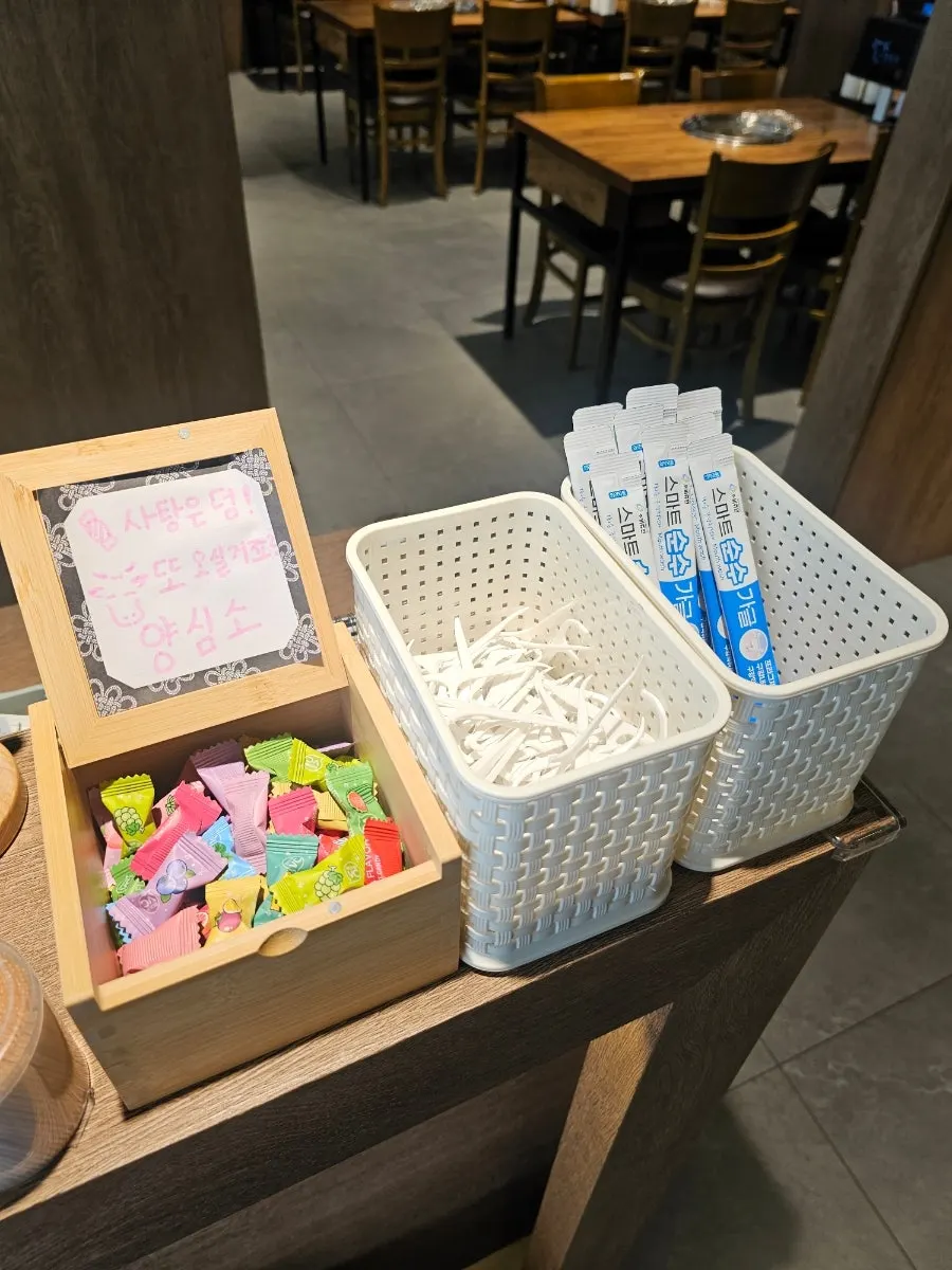 Sugar-free fruit candies and floss served as a dessert finish