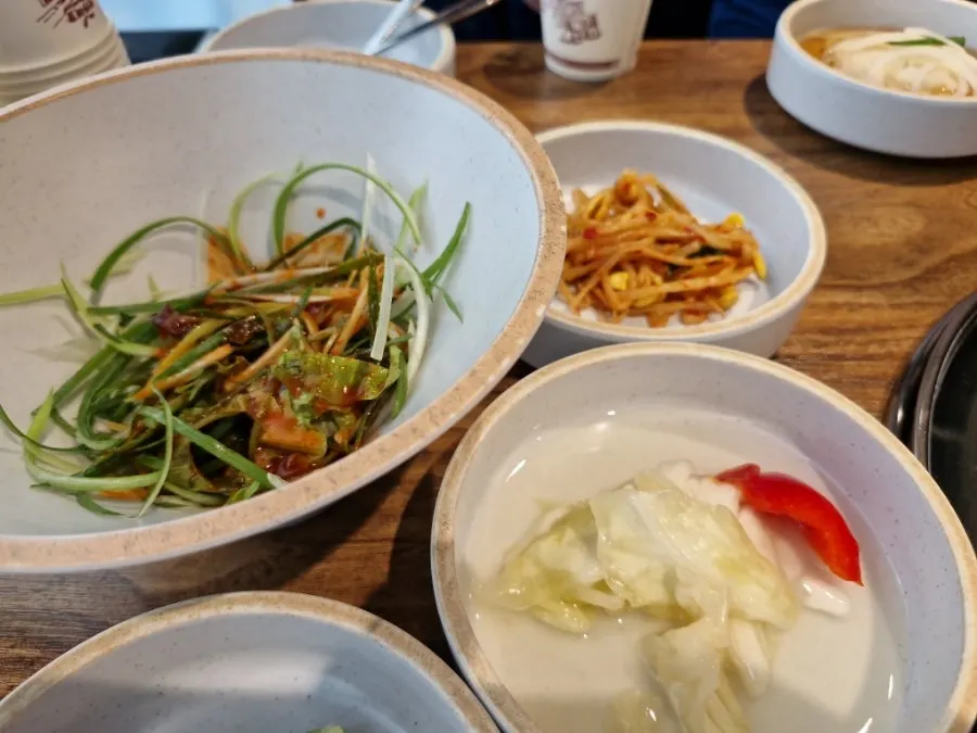 シャリシャリ氷の浮かんだ水冷麺一杯