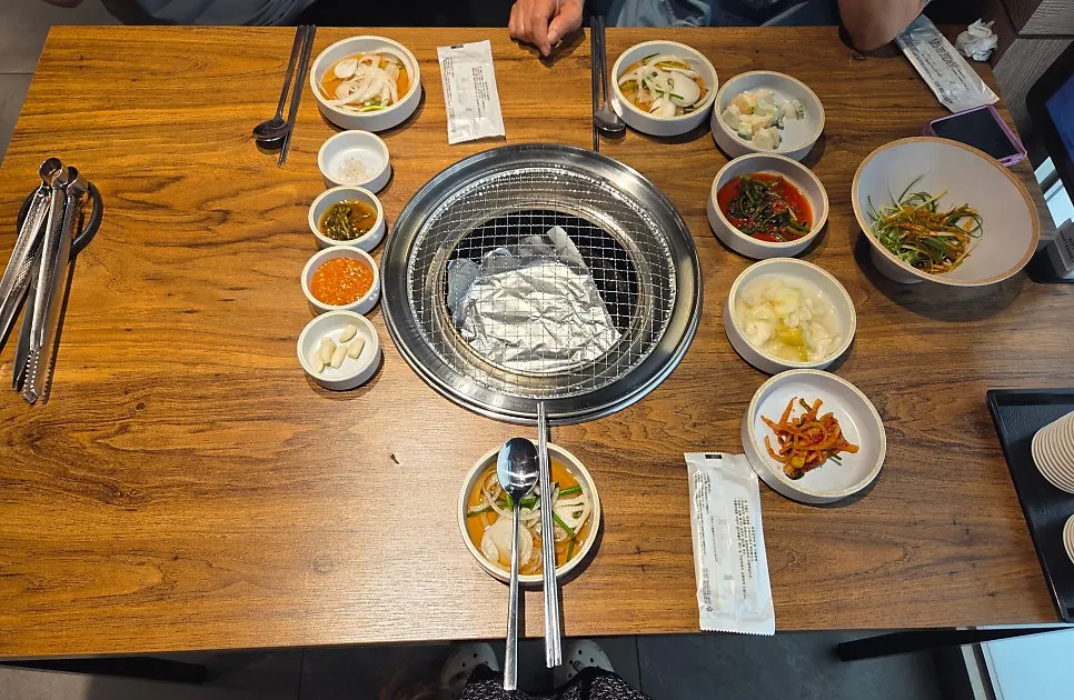 파절임과 양파간장 등 고기용 기본찬 세팅