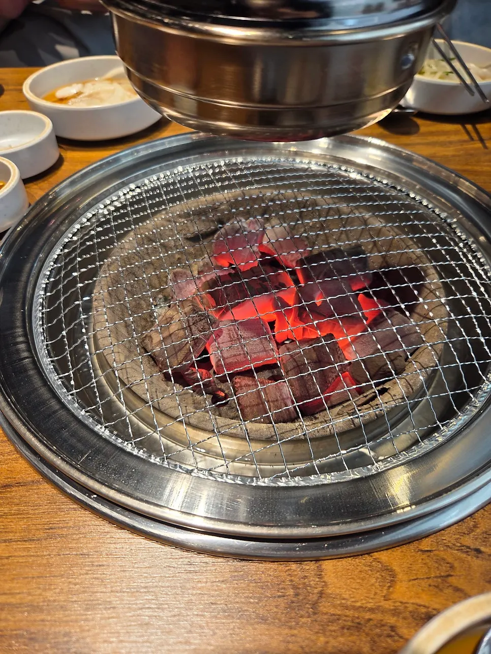 테이블에 올려진 숯불 화로